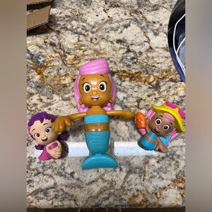 Bubble Guppies Molly wind up bath toy and 2 water squirters